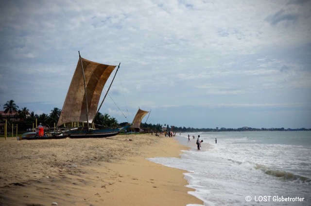 Katamaran na pláži v Negombo, Srí Lanka
